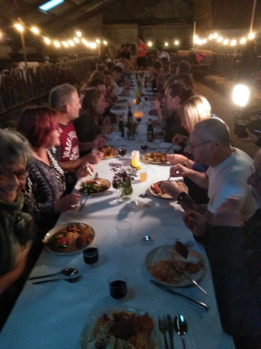 Een geweldig evenement vanavond! In het kader van #DAFW18/Wereldvoedseldag een Wereldmaaltijd in de stal van Blakervelderhoeve (<a href="/duurzaamconcept/">De Blakervelderhoeve</a>) verzorgd door @YamenCuisine. Dank Tessa en Wim en @anitavandernoord van <a href="/deNleefstijl/">de Nieuwe Leefstijl</a> voor de organisatie.