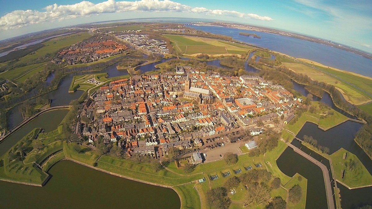 kreuger62's tweet photo. Vandaag afsluitend college over de geschiedenis van de @Waterlinie_NHW in driedelige serie voor #HOVO #Alkmaar. Excursie naar #Naarden en @Vestingmuseum waar #80jarigeoorlog, #OHWL en #NHWL samenkomen.
Erg leuk om zes uur de tijd te krijgen dit mooie verhaal te vertellen. https://t.co/DuMcg90DaF