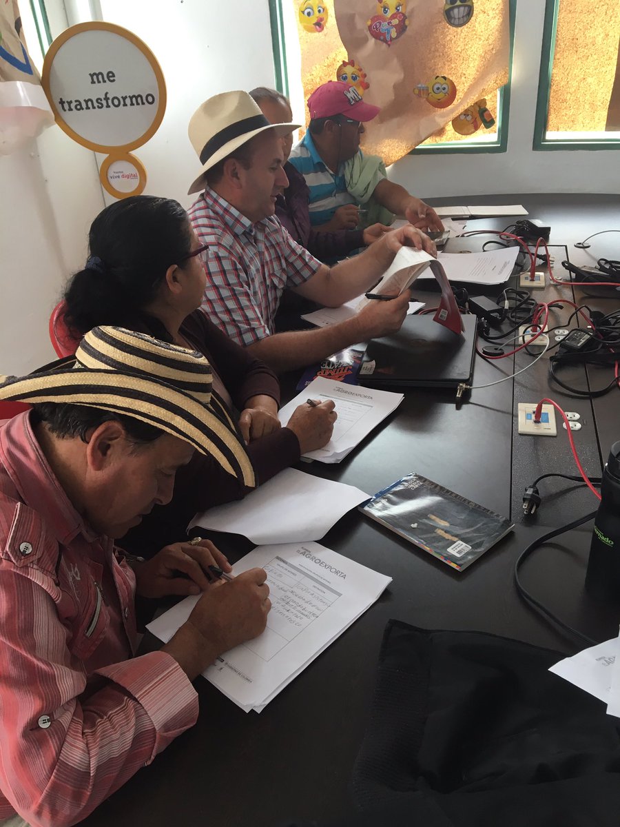 imLuisFelipe's tweet photo. Exitosa jornada en Herveo. Fortaleciendo la Admisibilidad del Aguacate Hass Colombiano al Mercado de los Estados Unidos #hassanaldex #hassfromcolombia #ElAgroExporta @MinAgricultura @PTPColombia @MincomercioCo @AnaldexColombia @javierDiazMo Empoderar, clave para la sostenibilidad https://t.co/g0CXns1GlE