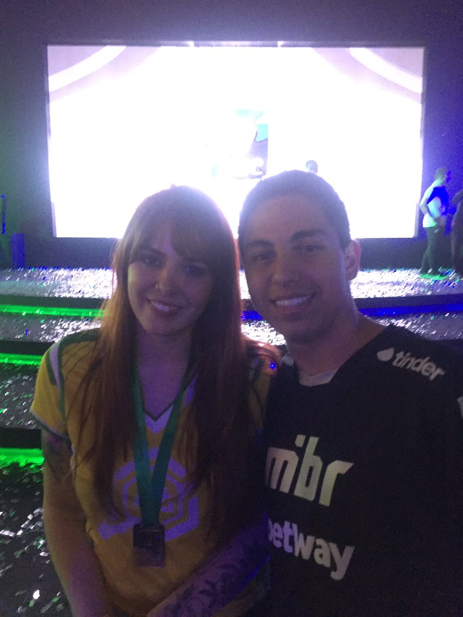 Aronzera01's tweet photo. @pannshi @showliana @gabifps1 @bizinhafps @camyyfps Obr pelo carinho,msm depois do jogo foram autografar minha camisa e tirar fto!Sucesso a todas vcs❤️#GOOPTIC https://t.co/mIv5FSsCv9