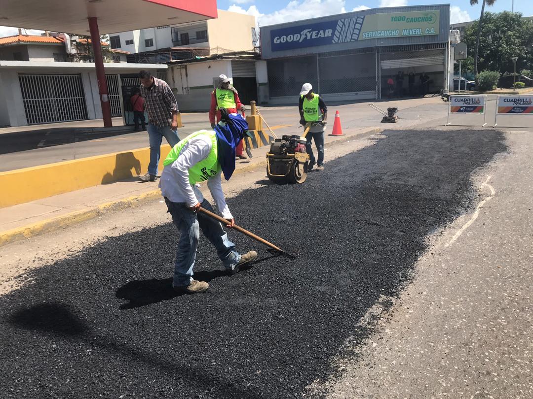 BarretoSira's tweet photo. Hoy nuestra cuadrilla “Tapa Huecos” estuvo en intervención en nuestra Av. Intercomunal #Barcelona. Estamos trabajando en este día el tramo desde la intersección con la Av. Juan de Urpín hasta la intersección con Calle Sucre. 

¡Seguimos dando soluciones a nuestros ciudadanos! https://t.co/ATRamxsMUL