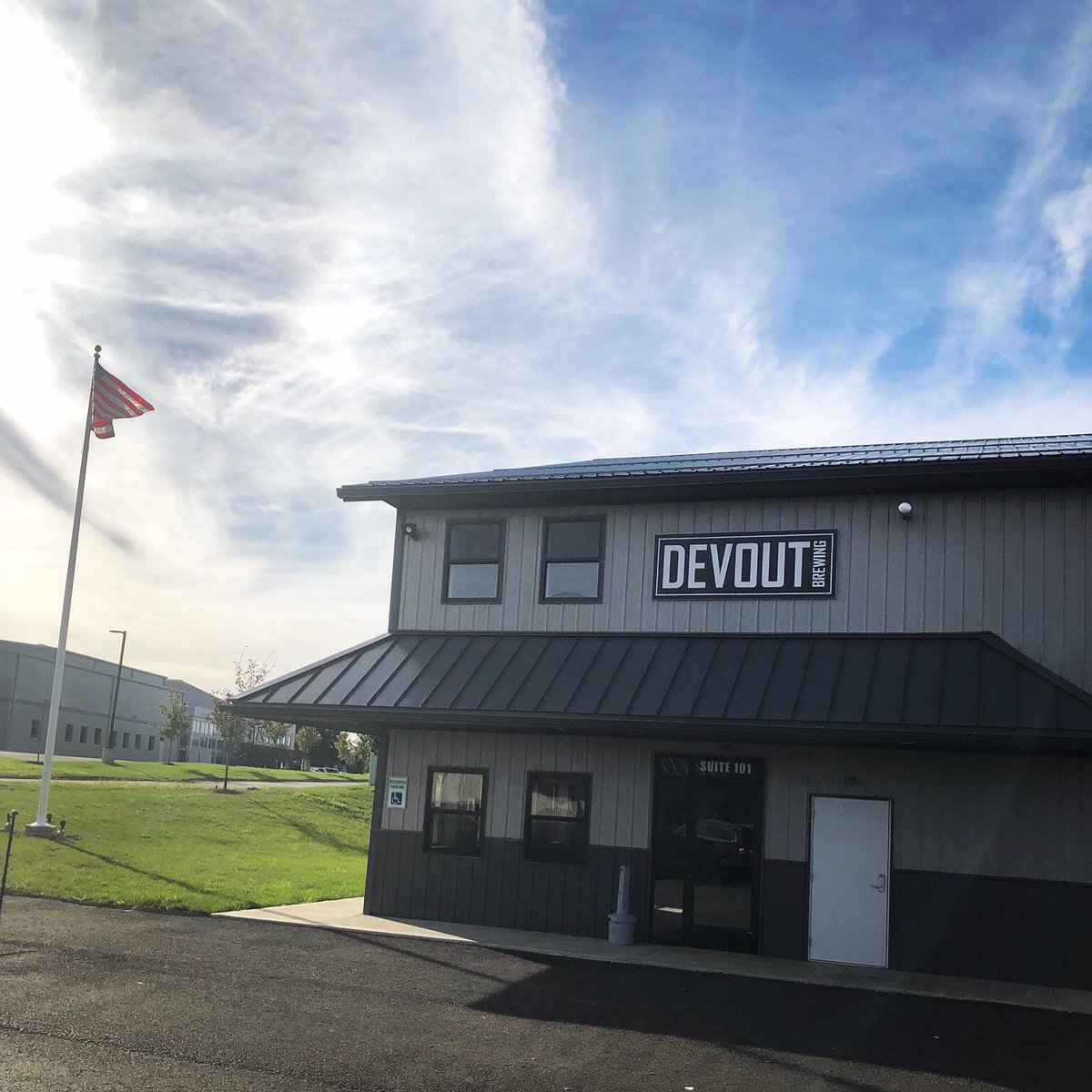DevoutBrewing's tweet photo. Our sign was installed today! π»πΊπΈ#DevoutBrewing #MastroSigns #StateAppoved #Signage #FlagWave #WeaverInvestments https://t.co/Lbt6mjEo2W