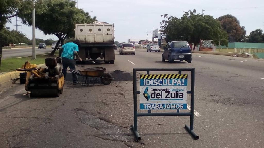 Omar_PrietoPSUV's tweet photo. Seguimos adelante con el Plan de Recuperación Vial a través del @InvezGBZ Hoy #16Oct el equipo realizó trabajos de bacheo en ambos sentidos de la Circunvalación 1.
Todos los días, desplegaremos cuadrillas en diferentes sectores para ejecutar estas labores. Nada nos detendrá! https://t.co/Z04Vp22z1W