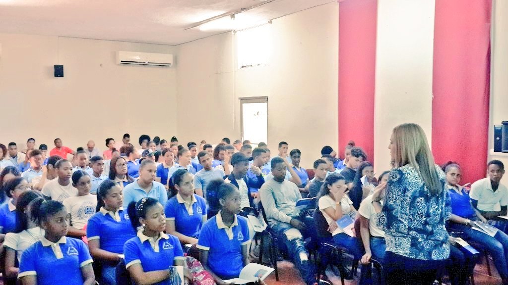 JuniorArveloQ's tweet photo. Avanzando; hoy fueron 100 jóvenes más! Continuamos impartiendo el taller educativo Dominicana Limpia para promotores de reciclaje a la Escuela José Francisco Peña Gómez de los Girasoles, ideales de nuestro innovador social @DomingoCG1 @DominicanLimpia https://t.co/bGfAc6RjnP