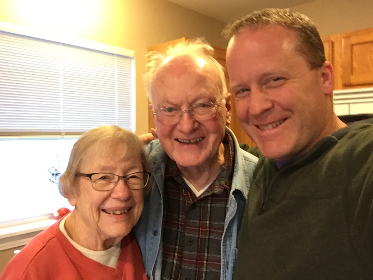 Paul_Offhaus's tweet photo. #parentselfie https://t.co/8azluqzxiz
