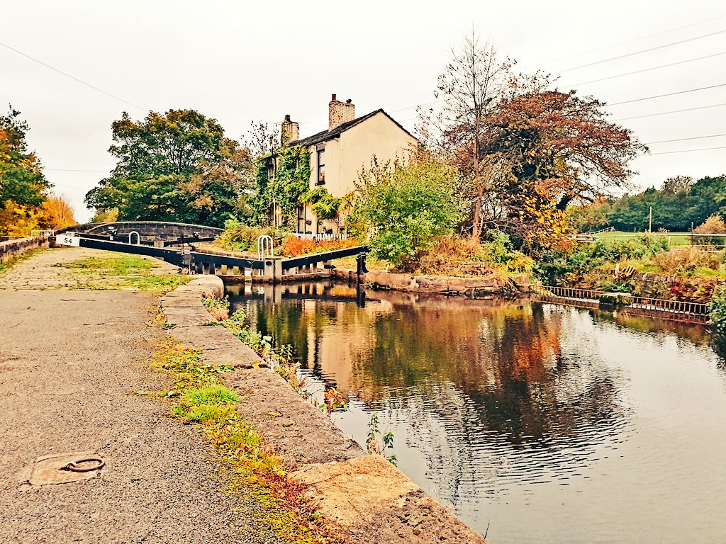 Today in October 🚶‍♂️🚶‍♀️#slattocks #lockhouse #canalwalks