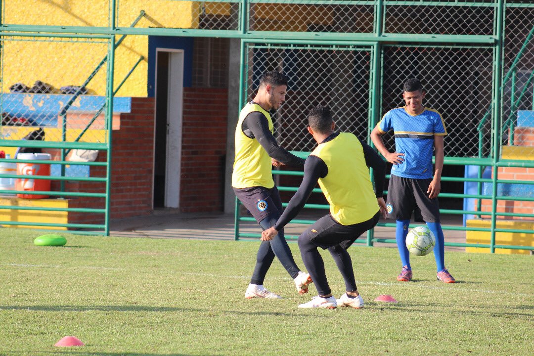 AMatosNews's tweet photo. ¡MAÑANA! 🔥🔥 Nuestro @anthony5gabriel disputará junto a su equipo la Jornada 15 del Torneo Clausura 🏆. Fue una semana larga y productiva previa al importante partido de mañana ante el Dvo. Lara 🙌🏼🙌🏼 https://t.co/8wqCY0GH5e