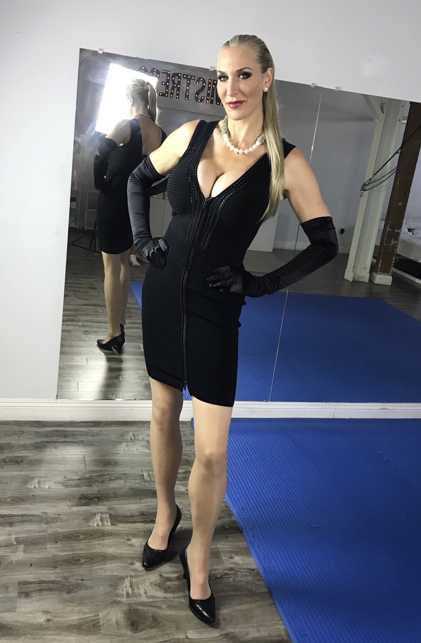 6'5” Amazon Goddess Severa on X: Wearing My ridiculous push up bra that  I'd never wear in a million years outside a dungeon...  t.co1BOdnqMdGb  X