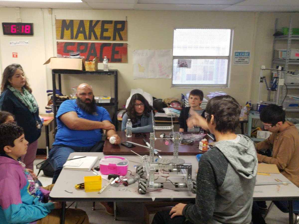 ESC2_STEM's tweet photo. Moody team 9923 member raymundo Ramirez explaining mechanical components of robot. #moodystrong #ccisd #rangerrobotics https://t.co/gPaEqy0gVw