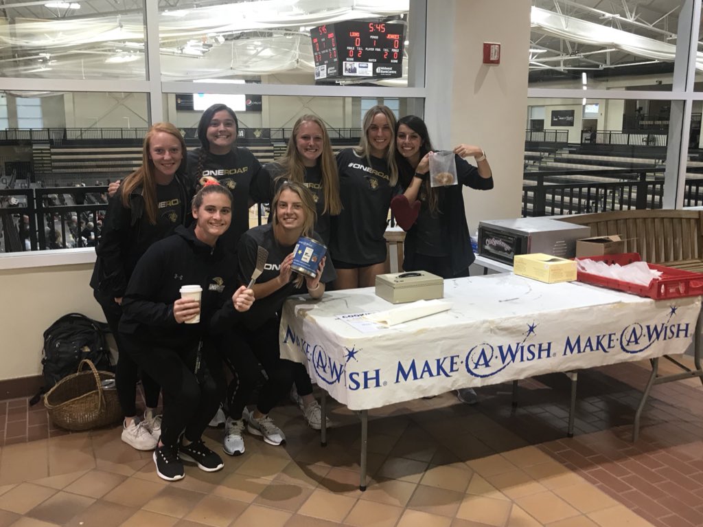 LindenwoodWSOC's tweet photo. Selling cookies at @LindenwoodWVB ! Come on out to Hyland! #MakeAWishMO πͺπ« https://t.co/ZfVogZu1hU