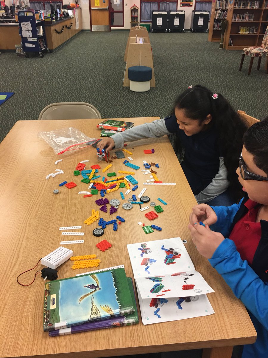 MrsVSalcedo's tweet image. Makerspace centers in our library!   LEGO time! @RanchoVerdeElem @LFCISDlibraries @esc1library #LibrarySquad #Makerspace