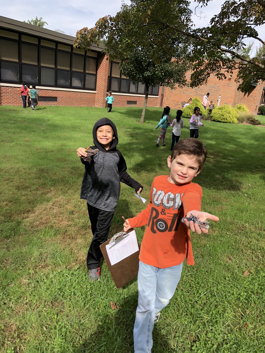 BrittneyIdland's tweet image. Scientists making observations about the properties of solids found outside.  Later discussed human-made vs nature-made solids that they found. #sciencechat #2ndchat #bfrocks @JayBilly2 @KBurke4242