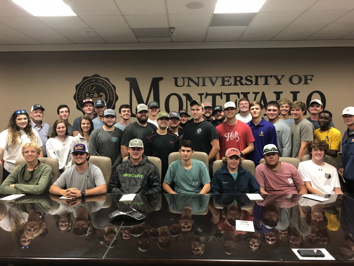 OutdoorScholars's tweet photo. A big thanks to @gettinoutdoors for visiting with us this afternoon. The students learned about outdoor radio and how the outdoor industry has changed. #educatethenextgeneration #outdoorscholarsprogram #hunt #fish https://t.co/Za8UNxzFaC