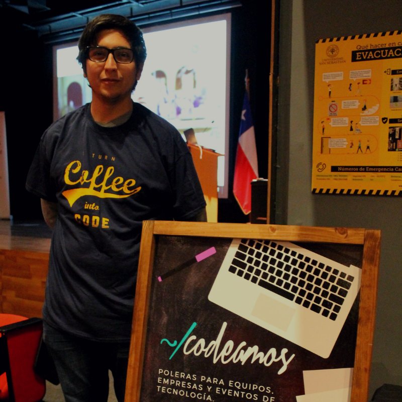 codeamos_cl's tweet image. Alvaro Abarca uno de los ganadores de una polera @codeamos_cl en el sorteo realizado en el #DevWeekChile de @globant 
#poleras #polerasestampadas #serigrafia #serigrafiatextil #developer #desarrolladores #programador