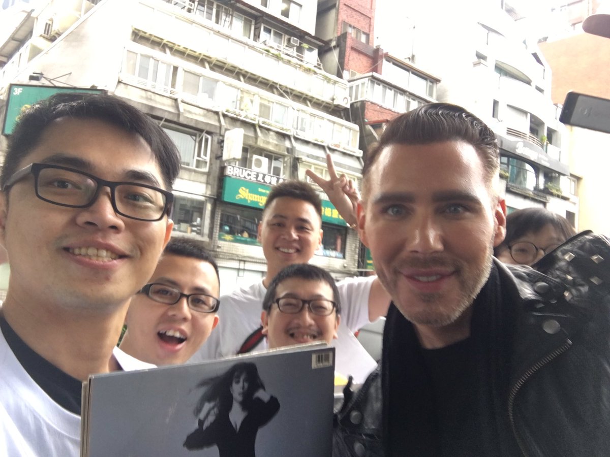 Taiwan lambily with @KristoferBuckle. We love you @MariahCarey! ❤️🦋❤️

#LambilyMoments #MariahCareyAsianTour #mariahcarey2018