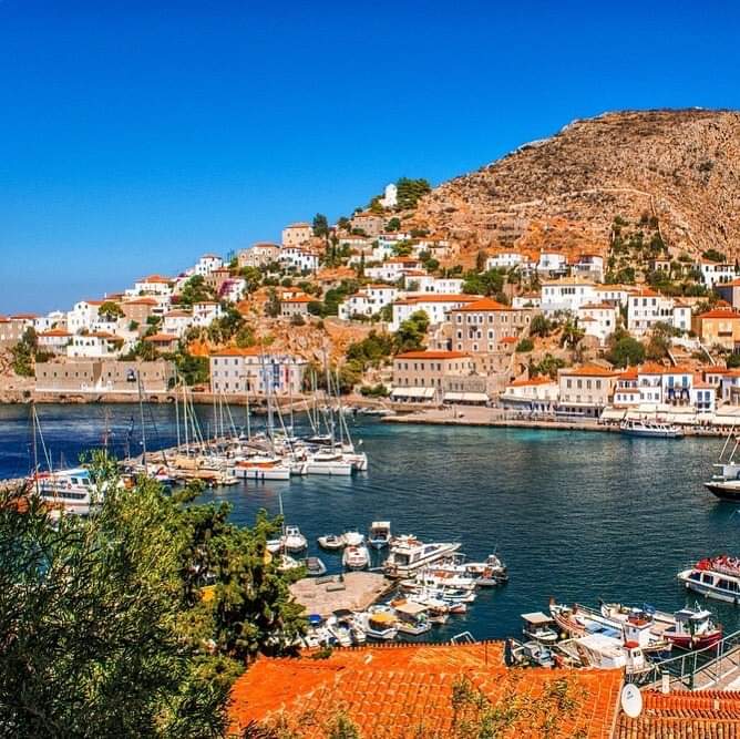GreekPictures's tweet photo. Hydra, built in the shape of an amphitheatre on a slope overlooking the #Argosaronic gulf, is one of the most romantic and picturesque destinations in Greece. Traditional stone mansions, narrow cobblestoned streets, secluded squares and above all the banning of cars. #Hydra https://t.co/efjQsdQcm1