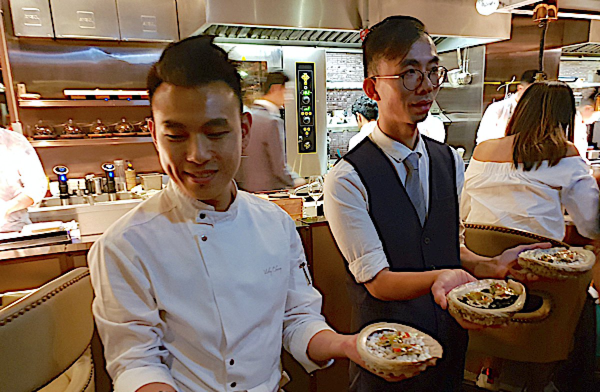 FoodandSens's tweet photo. #VickyCheng โ le jeune chef impressionne Hong Kong avec sa table VEA
https://t.co/XrQupq5Nhh https://t.co/uapg1rjw5w