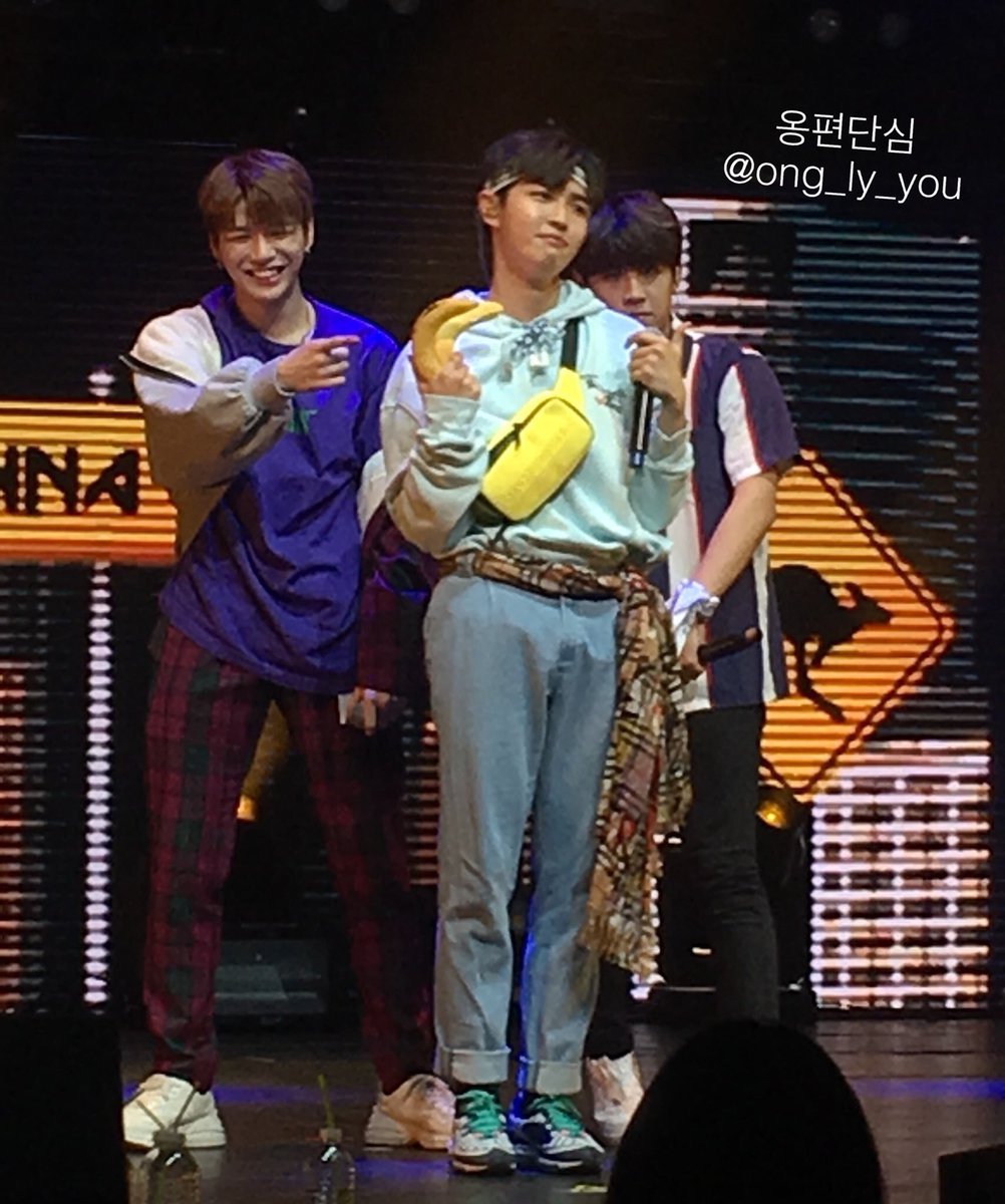 Yves__eve's tweet photo. แคงการูในตำนานกินกล้วยมันบนเวทีไปเรยจ้า แล้วไม่ใช่ไร แดนคือขำรอตั้งแต่เห็นกล้วยแล้ว เพื่อนหิว5555555555555555555555 https://t.co/QIaLi73zja