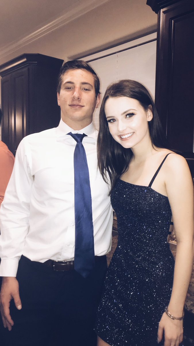 malainamariee's tweet photo. happy 19th to my best friend. thanks for always roasting me and always taking me to popeyes and always quizzing me on game of thrones because you don’t think i pay enough attention. miss you ig 🔫🦎 https://t.co/7nQIIiGEfw