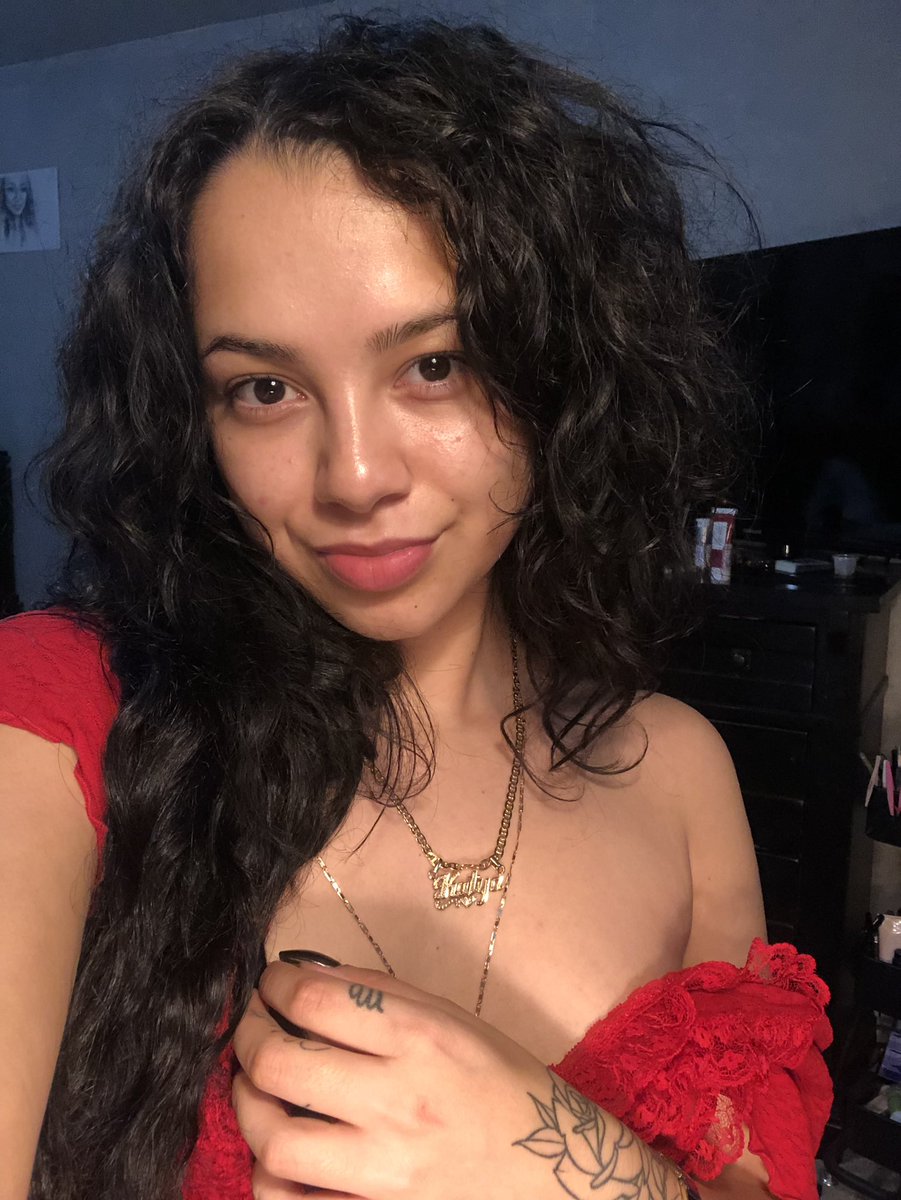 whoiskatyaa's tweet image. King katy plus two w no filters #nomakeup #bedtimeglam