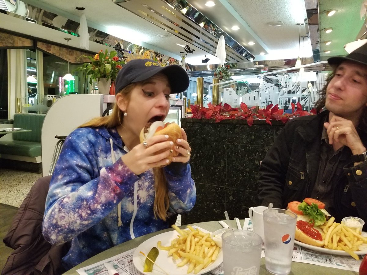 Joeipp55's tweet photo. When an Aussie takes on an American diner burger
#meriamber #twitch #twitchmusic #diner #burger https://t.co/FFruokLfxJ