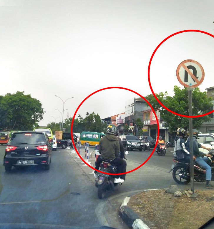 handokotjung's tweet photo. Jangan suka puter balik di tempat yang jelas-jelas ada tanda dilarang puter balik ya, itu kayak ngajak balikan mantan yang udah jelas-jelas move on, ganggu dan bikin resah. Jangan jadi #DriverKacau kayak gini oke? https://t.co/NAYTEh9fbg
