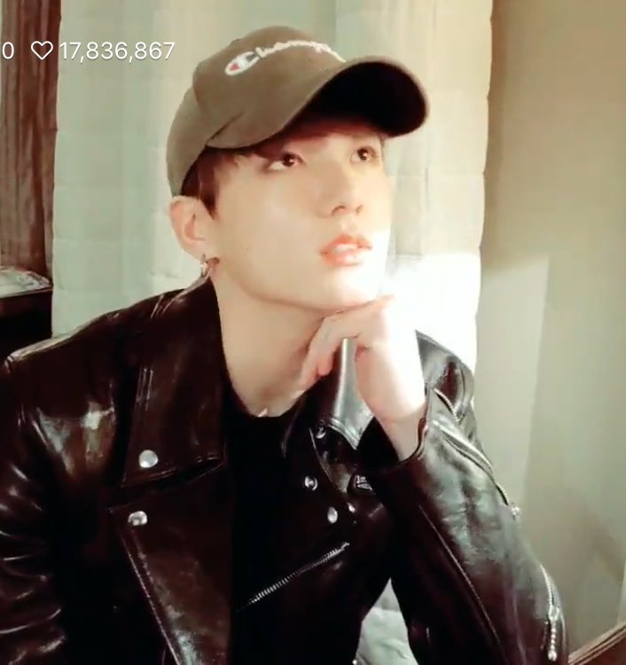 myminsuga79's tweet photo. Its all about his HAND 😂😍💜 #jungkook #bts https://t.co/z7PBYpionR