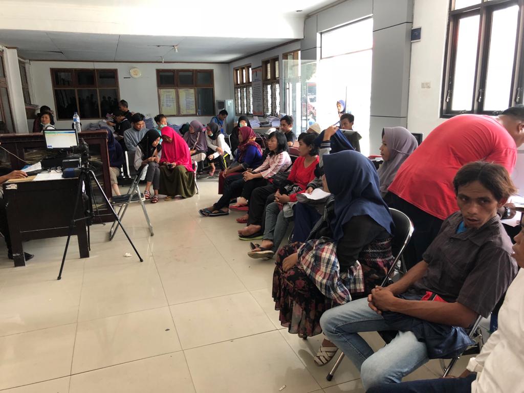 Layanan adminduk di Dinas Dukcapil Kota Palu, Sulteng, sdh berjalan kembali. Sepanjang hari, masyarakat yg kehilangan dokumen kependudukannya akibat bencana terus berdatangan. Pengurusan Akta Kematian jg dipermudah, pemohon bisa membawa surat pengantar RT/RW. #PemerintahBekerja