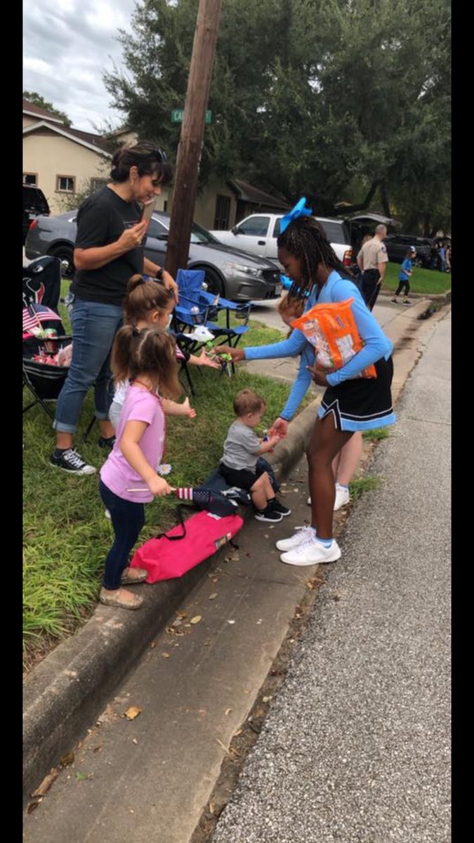 ShannaCanales17's tweet photo. Volleyball girls representing at the rice harvest parade this past weekend! 🏐💙🎀 #cheer #sjhcats #Fanthefame https://t.co/mDlvK7d7lS