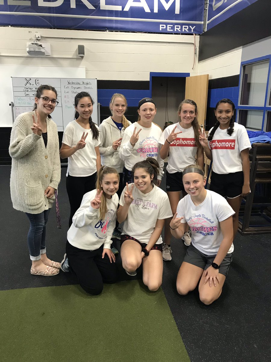 JayetteXC's tweet photo. only ✌🏽 days left until regionals! We’re ready to “white out” this other runners! 💪🏽❕⚪️😝 https://t.co/BnWWoGCIDN
