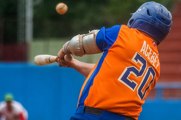 istvanojeda's tweet photo. Habrá #GallosSSP 🐓 en 2da fase de #SerieNacional #Beisbol #Cuba. ¡felicidades a @24marlys @gissellemr Con @DublerV ! en @26deLasTunas https://t.co/QskGiSJGj5 https://t.co/v1nciZsRem
