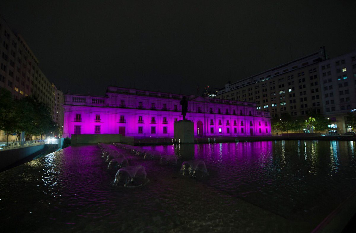 Esta noche nos sumamos a la campaña #AcabemosConElCancerDeMama que une e inspira a personas a nivel mundial para crear un mundo libre de esta enfermedad. La Moneda se ilumina de rosado para llamar a la prevención y crear conciencia. #HazteLaMamografía