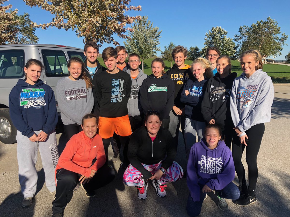 rockridgetrack's tweet photo. Fun practice doing the iconic bridge run in the quad cities!! We learned some of them really don’t like bridges!! #funmiles #readyforregionals https://t.co/nPX9jaDZz1