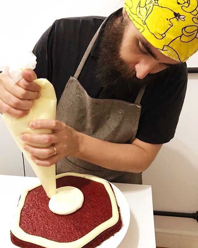 marcosbakeoff2's tweet photo. Foto da produção do bolo de casamento do fim de semana passado! Red Velvet hexagonal com a forma maravilhosa da @caparrozformas que eu tanto amo! ❤️🎂 #marcossouzabolosedoces #redvelvet #redvelvetcake #creamcheese #caparroz https://t.co/J4ltVvnu9Z https://t.co/OTUlrzgMwX