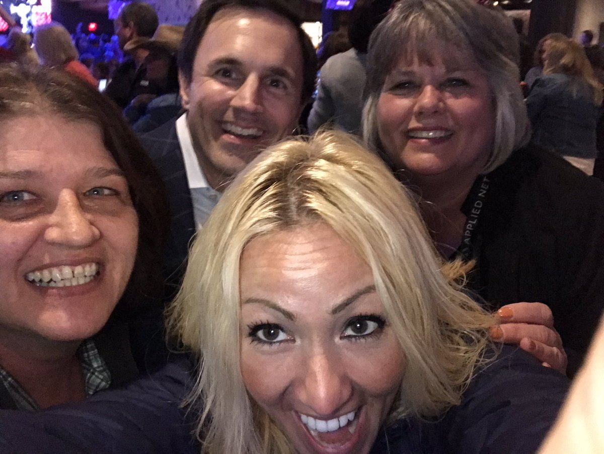 bmw8878's tweet image. Amazing conference! Thank you Applied Systems and Applied Client Network. Thank you Reid French for putting up with 3 girls from South Dakota!#Appliednet2018.