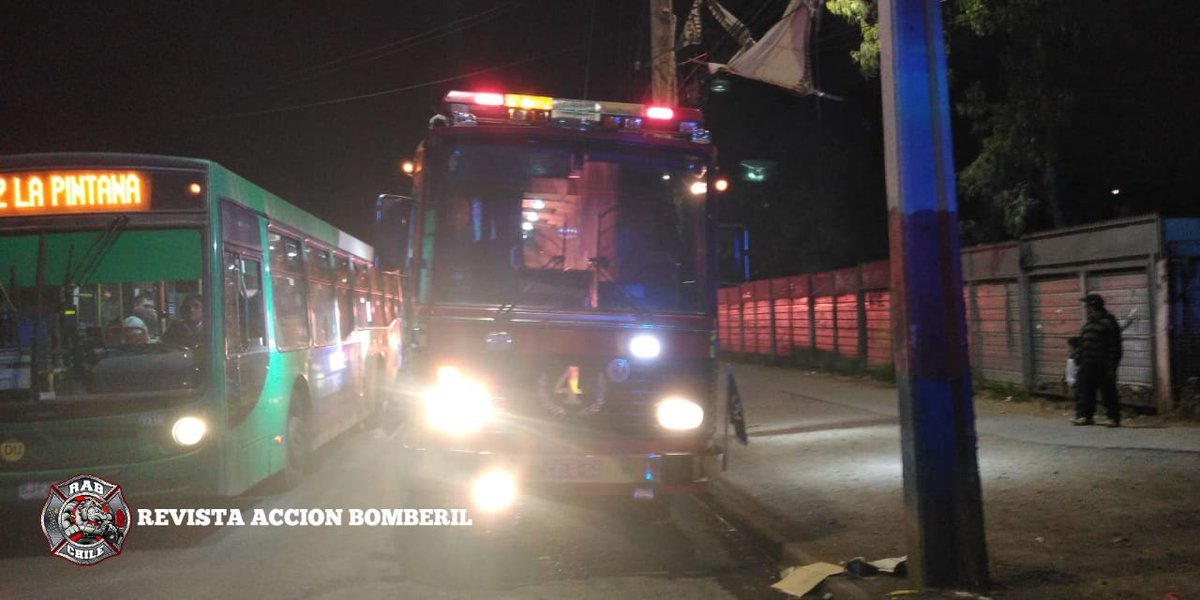 RABCHILE's tweet photo. 🚨Bomberos La Granja - San Ramón - La Pintama🚨

Ahora #RAB1 y #RAB3 se encuentra en Primera Alarma de Incendio en Almirante Latorre con Eduardo Barrios, #SanRamón.

Unidades: @CBLaGranja1950
B-1 B-2 B-4 LT-1 Q-4 X-5 Z-2 

En Apoyo Q-7 @Bomberos_MetSur

#REVISTAACCIONBOMBERIL https://t.co/s5VVUoYyii
