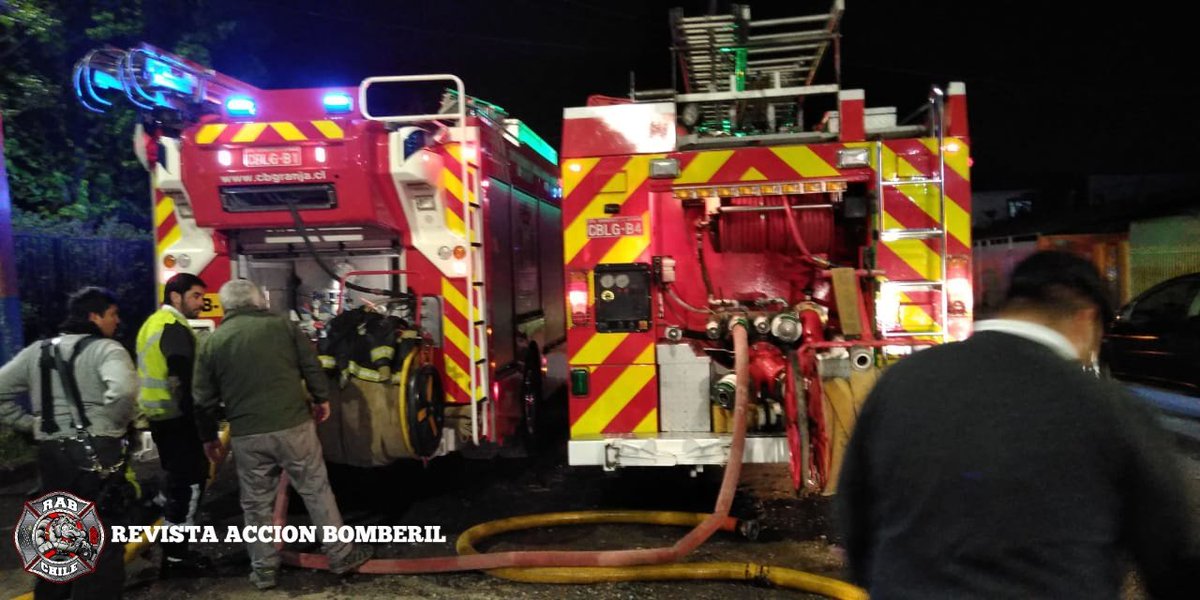 RABCHILE's tweet photo. 🚨Bomberos La Granja - San Ramón - La Pintama🚨

Ahora #RAB1 y #RAB3 se encuentra en Primera Alarma de Incendio en Almirante Latorre con Eduardo Barrios, #SanRamón.

Unidades: @CBLaGranja1950
B-1 B-2 B-4 LT-1 Q-4 X-5 Z-2 

En Apoyo Q-7 @Bomberos_MetSur

#REVISTAACCIONBOMBERIL https://t.co/s5VVUoYyii