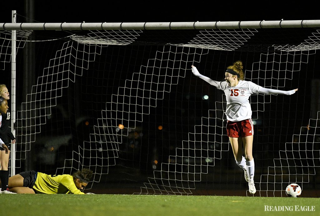 jdreyphoto's tweet photo. Faith Herndon with the game winner in the third minute of overtime as @FWTigers down Berks Catholic 1-0 in #Berks girls soccer semifinal. #berksgameday https://t.co/r9m7We03P8