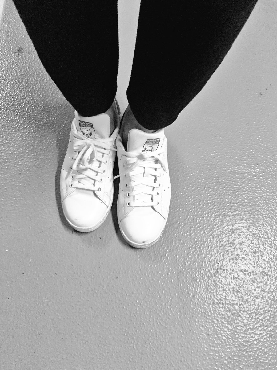 난 운동화가 좋다 
내 아이는 힐을 신으라 한다 
항상 긴장의 끈을 놓치 말라는...

#에세머 #멜돔 #펨섭