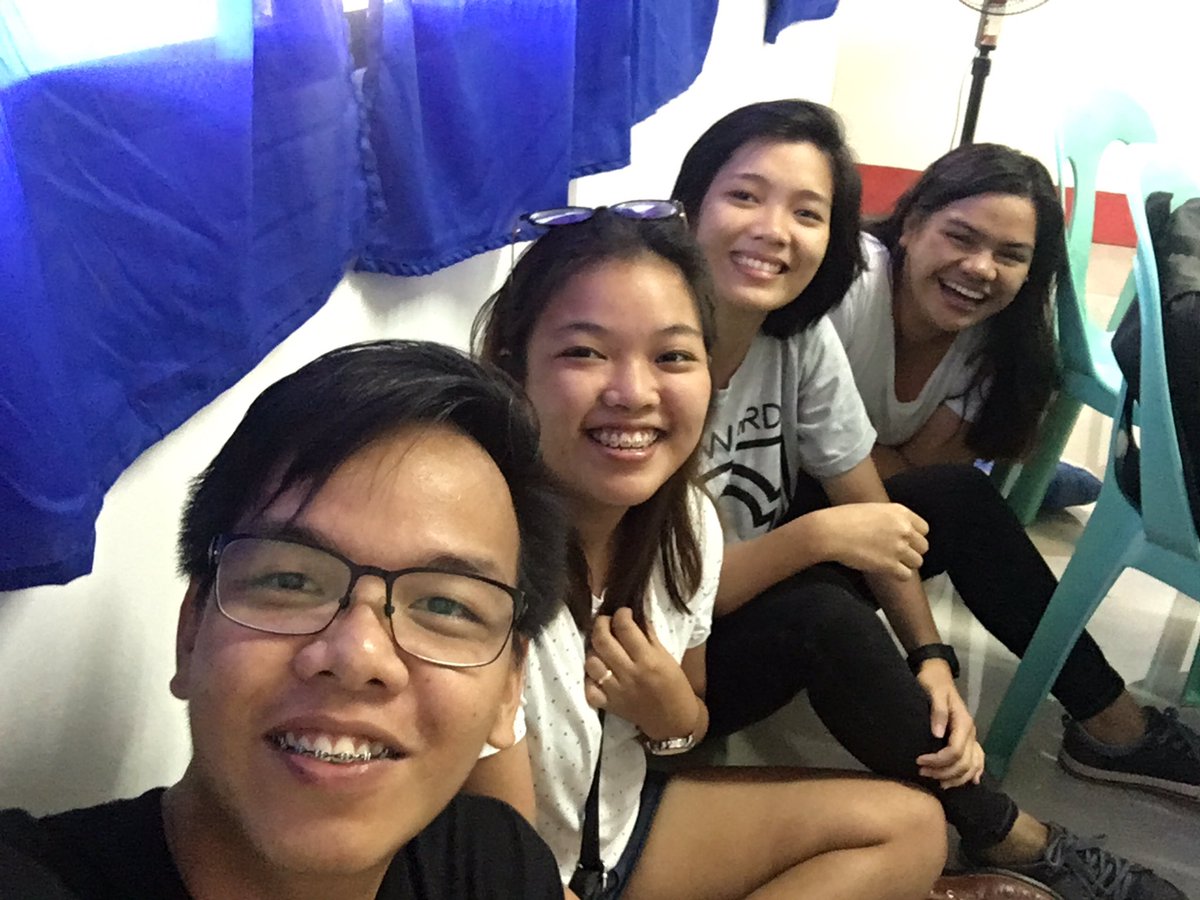 trancelvania__'s tweet photo. Putangina may barilan sa labas. Pero nagawa pa namin mag-selfie.
PS. Pilit yung smile namin. Panic kami lahat.
#WhenInMasbate #TeamBatuanDay11 https://t.co/2xWVLZfCDn
