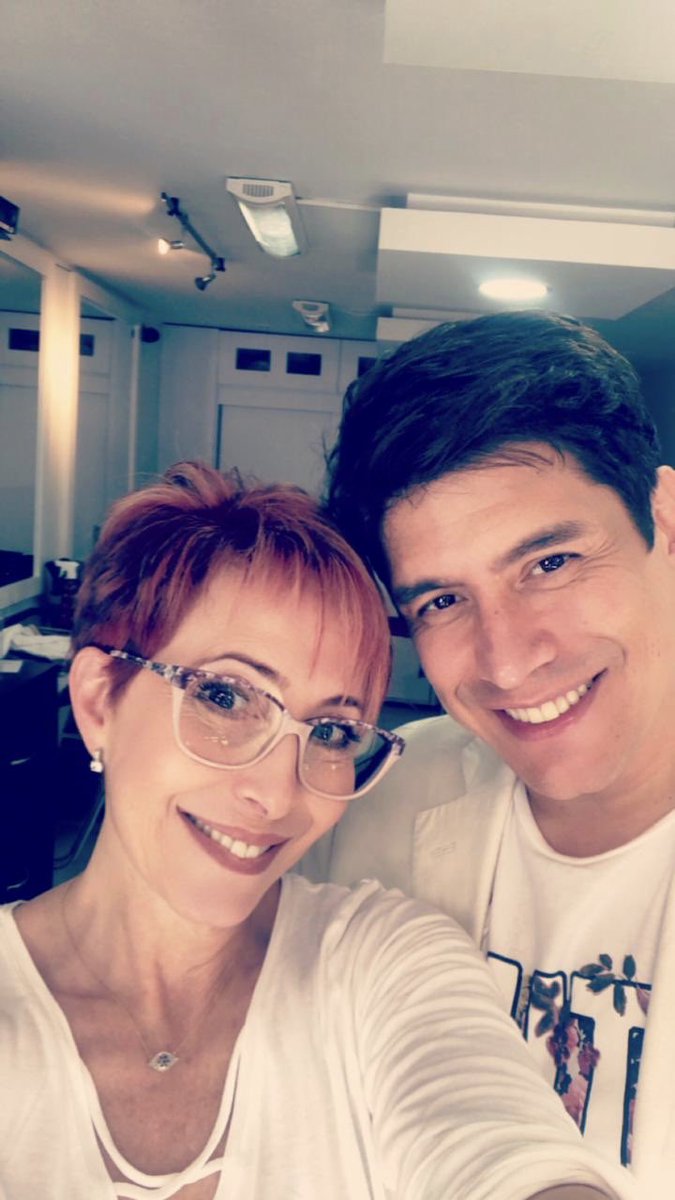 johnnystaffdish's tweet photo. Feliz Cumpleaños Yaneth Waldman @yanethwaldman!!! 
Hermosa de mi alma! 
Gracias por existir! 
Por ser! Por dar! 
Te amamos todos! 
Sigue gozando tu Cumpleaños! 
Mamasita linda! 😘 🙏💙🙏 https://t.co/Stgy4pepCr