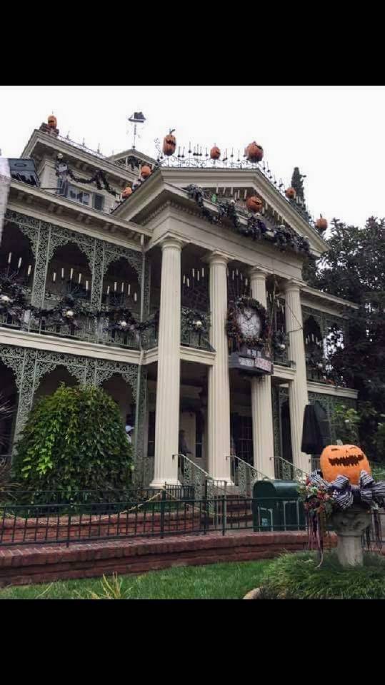 MousePlanning's tweet image. Disneyland's Haunted Mansion is all decked out for the holidays! 

#Disneyland #NewOrleansSquare #HauntedMansion #Halloween #NightmareBeforeChristmas