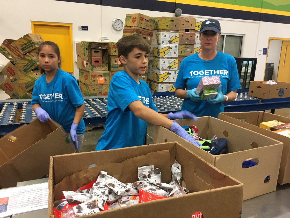 kdrewniak's tweet photo. #tuproud Great day at the Atlanta Food Bank, 17101 pounds 11261 meals. @NovaO @ssinatl @sssbaylor @susright @atlantafood https://t.co/qgPU8Hxg5n