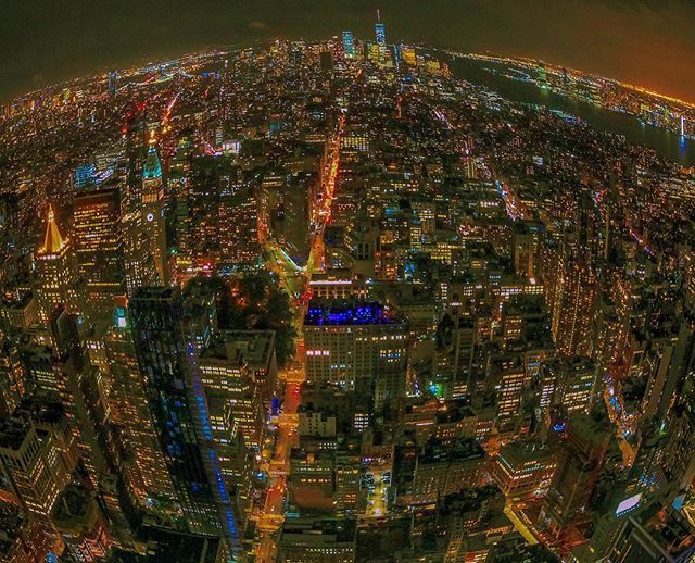 iSANsjourney's tweet photo. Are there any Flat-Earth believers here? 😛 #empirestatebuilding #newyorkskyline #nightviews #ESBFan #oneworldnyc #chryslerbuilding _____________________________________________
#wanderlust #beautifuldestinations #canon_photos #nycgo #iloveny #what_i… https://t.co/NDwjMyzpZW https://t.co/HmCPXbw2GM