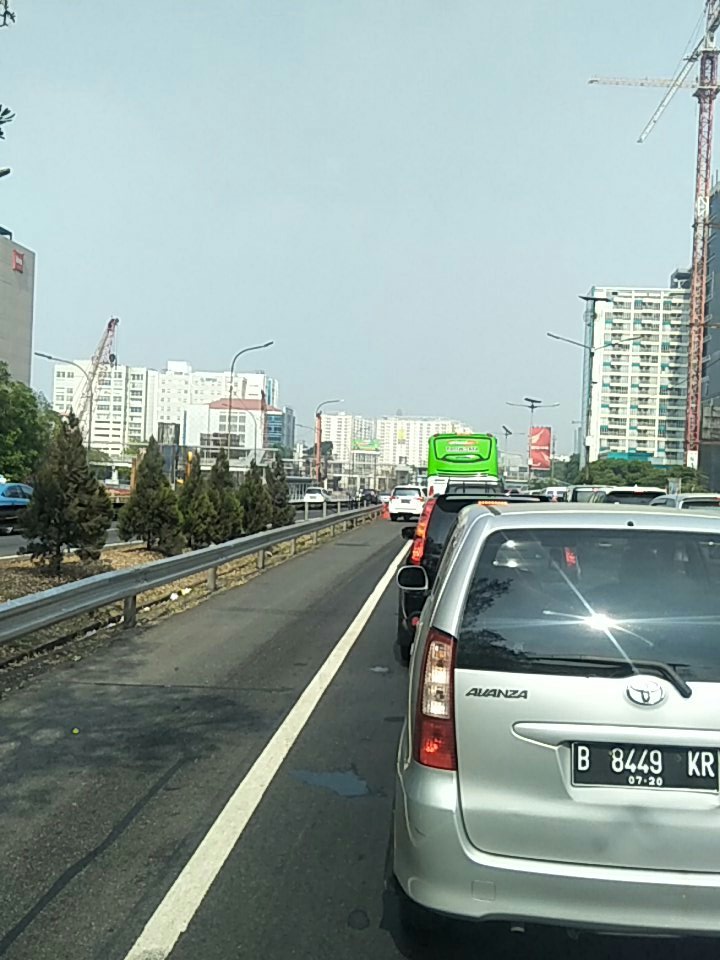 faeyza347's tweet photo. Buka tutup jalan tol dalam kota.... Semua numpuk di GTO Halim @RadioElshinta @kompascom @ElganggaFM https://t.co/VreZ8FNLHZ