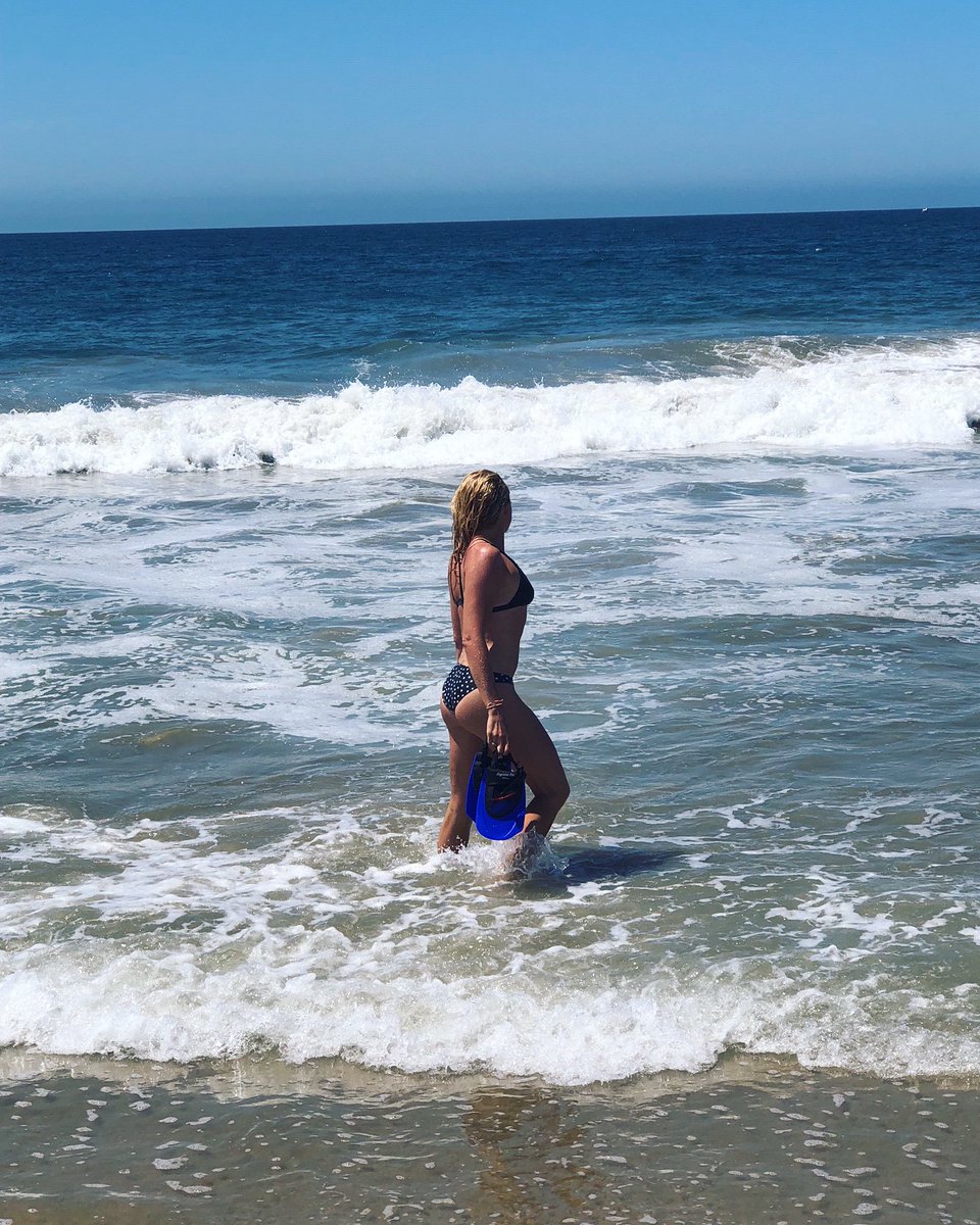 KaitlinSandeno's tweet photo. Everywhere gets colder and we just stay the same #fallinsocal  https://t.co/O9TyOvc4Mv https://t.co/BbEtx4TyiY