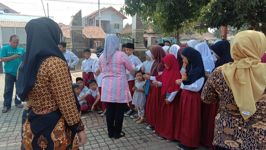 Pkm_cibatu's tweet photo. Pelaksanaan POMP Filariasi 10-10-2018 desa Cilandsak @Dadangjakaria23 @KecCibatu @dkk_purwakarta https://t.co/oy7DDzUDxz