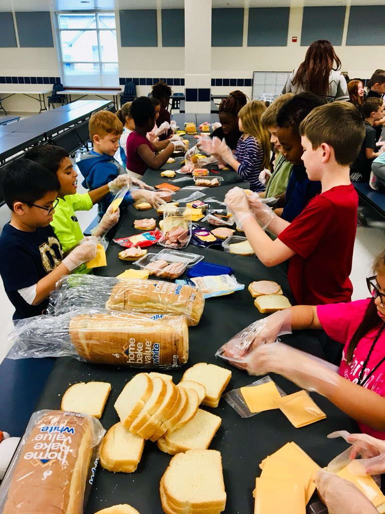 rachel_fendley's tweet photo. 3rd Graders making sandwiches for the homeless because having good character and giving to our community is important! #KA_pride @KA_Knights @k_langehennig @BreannaMolix #ChooseGarlandISD https://t.co/Q61amIEwof