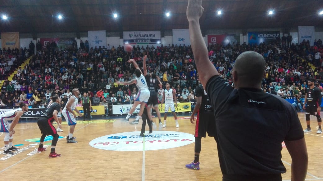 LigaBaloncesto's tweet photo. Ya se juega el mejor baloncesto del país #PlayOffsEC #LigaMasculina2018 https://t.co/Vd3CI6kH1c
