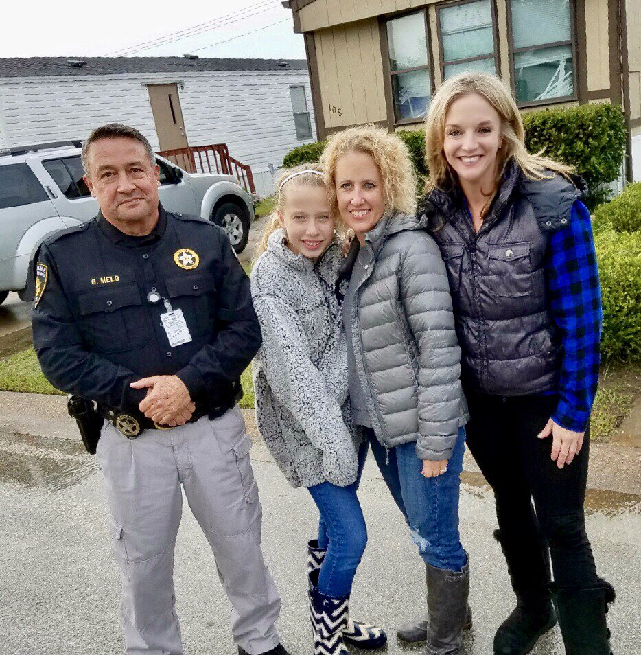 MissionMoms1's tweet photo. Thank you Chili’s in Flower Mound for the warm meals for some of our favorite families!! We rallied lots of help with volunteer kids delivering door-to-door ... the endless rain literally stopped before we got out of our cars! 🙏👆💙 Thank you to our Denton County Constables! https://t.co/LvudcJi3WI